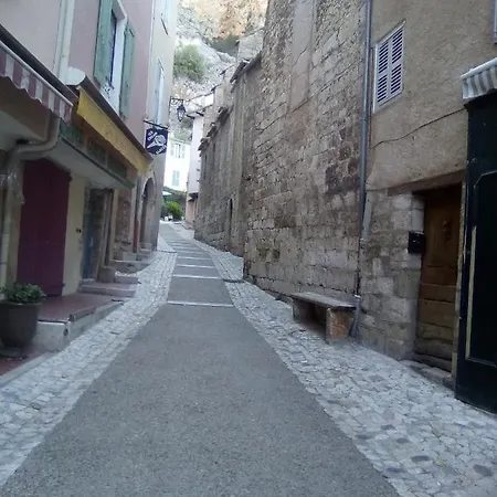 La Maison Sous L'etoile. * Moustiers-Sainte-Marie